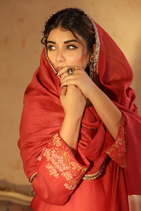 Buy_Anshu Wadhwa_Red Chanderi Embroidery, Zari Round Neck Kurta Set _Online_at_Aza_Fashions