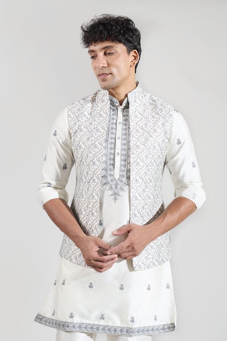 Rng Safawala Thread & Sequins Embroidered Bundi Kurta Set 