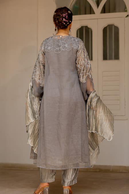 Chambray & CO. Nishvi Floral Embroidered Kurta & Pant Set 