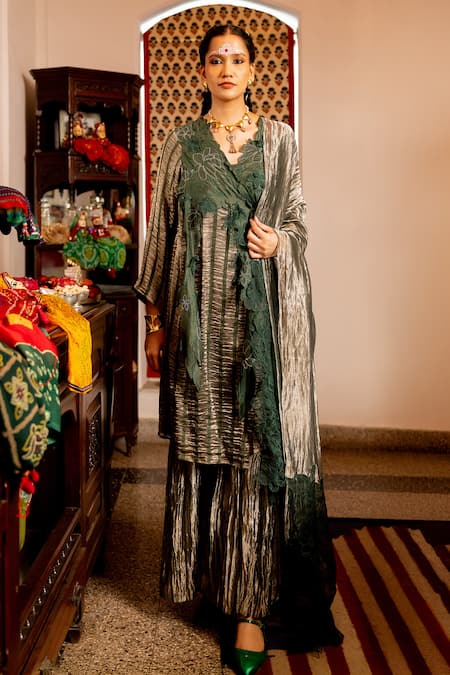 Chambray & CO. Amyra Banarasi Tissue Silk Floral Kurta Set 