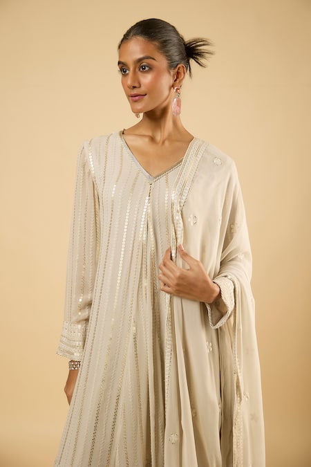 Dori & CO._Off White Georgette, Satin Sequins, Embroidery V-neck Kurta Set _Online_at_Aza_Fashions