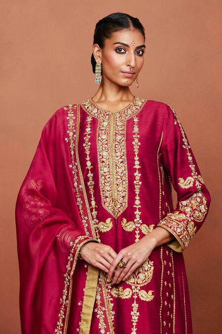Sue Mue_Red , Organza Embroidery, Sequins, Beads, Metallic Roma Dori Kurta Set _Online_at_Aza_Fashions