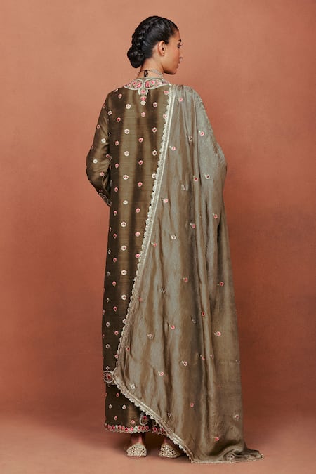 Sue Mue Jiyara Aari Embroidered Kurta Set 