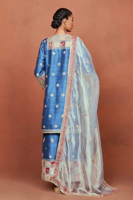 Sue Mue Raah Floral Embroidered Kurta Set 