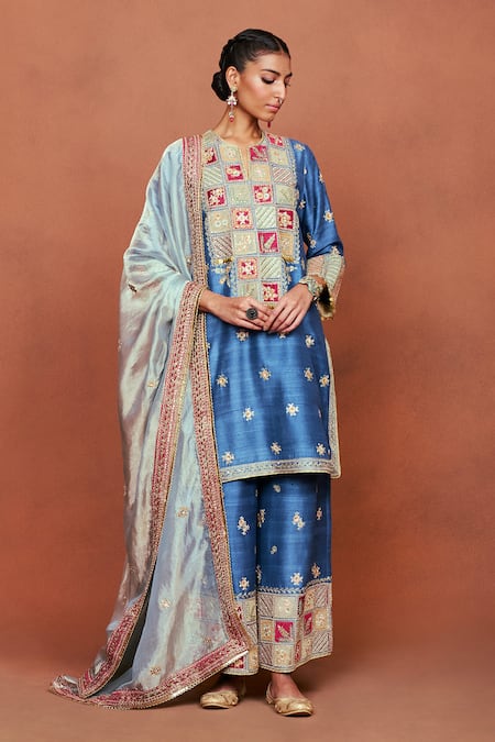 Sue Mue Raah Floral Embroidered Kurta Set 