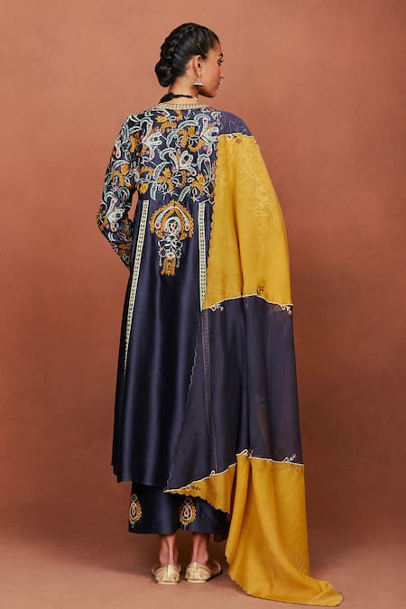 Sue Mue Nira Floral Embroidered Kurta Set 