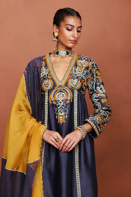 Sue Mue_Charcoal Silk, Applique, Embroidery Nira Floral Kurta Set _at_Aza_Fashions