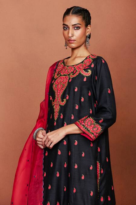 Sue Mue_Black , Organza Embroidery, Nai Floral Paisley Kurta Salwar Set _Online_at_Aza_Fashions