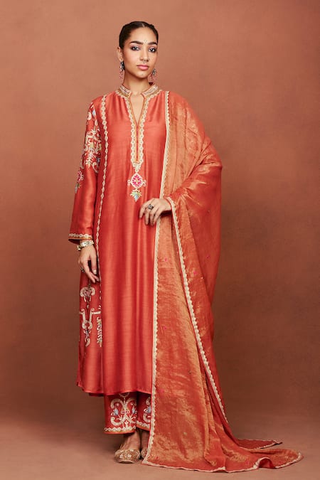 Sue Mue Amu Aari Embroidered Kurta Set 