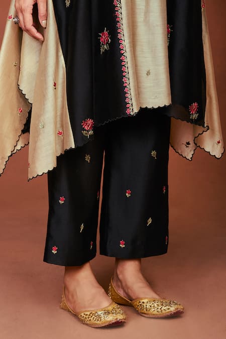 Sue Mue_Black Chanderi Silk Embroidery, Zari Square Leya Color Block Floral Kurta Set _Online_at_Aza_Fashions