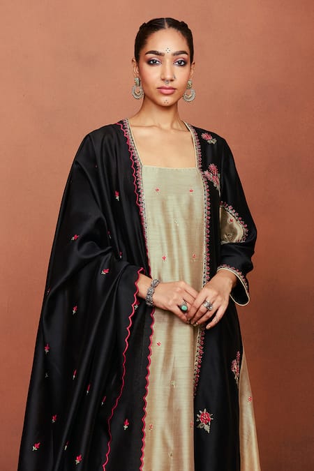 Buy_Sue Mue_Black Chanderi Silk Embroidery, Zari Square Leya Color Block Floral Kurta Set _Online_at_Aza_Fashions