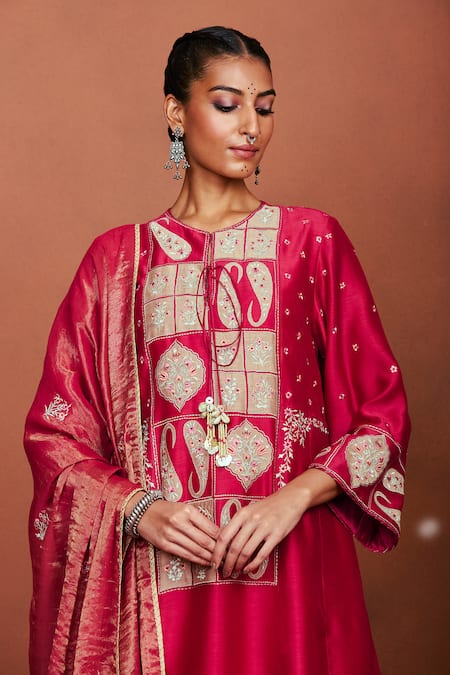 Buy_Sue Mue_Red Chanderi , Tissue, Oor Tribal Floral Applique Kurta Set 