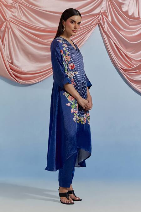 Pozruh By Aiman Blue Linen, Satin Embroidery V-neck Amore Kurta Set at Aza Fashions Pozruh By Aiman_Blue Linen, Satin Embroidery V-neck Amore Kurta Set _at_Aza_Fashions