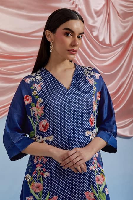 Buy Pozruh By Aiman Blue Linen, Satin Embroidery V-neck Amore Kurta Set Buy_Pozruh By Aiman_Blue Linen, Satin Embroidery V-neck Amore Kurta Set