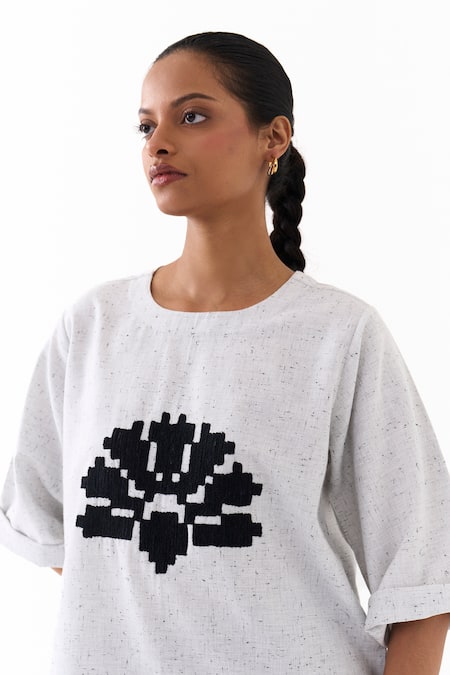 Shop Three Ivory Embroidery Round Neck Wave Top Shop_Three_Ivory Embroidery Round Neck Wave Top