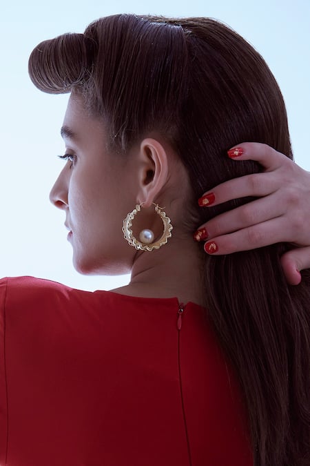 Ethnic Andaz Oyster Carved Hoop Earrings 