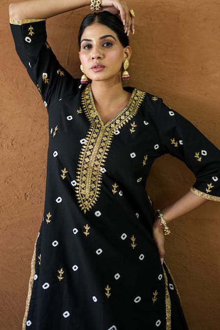 Gulabo Jaipur Black Cambric Embroidery, Zari V-neck Yusra Kurta With Pant Online at Aza Fashions Gulabo Jaipur_Black Cambric Embroidery, Zari V-neck Yusra Kurta With Pant _Online_at_Aza_Fashions