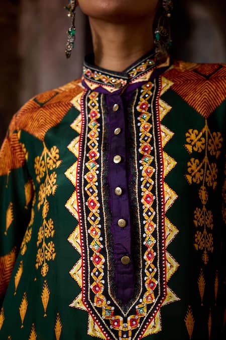 Rajdeep Ranawat_Emerald Green Silk Mandarin Collar Bethari Navya Tunic _Online_at_Aza_Fashions