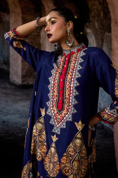 Buy_Rajdeep Ranawat_Navy Silk Embroidery Mandarin Collar Bethari Tunic 