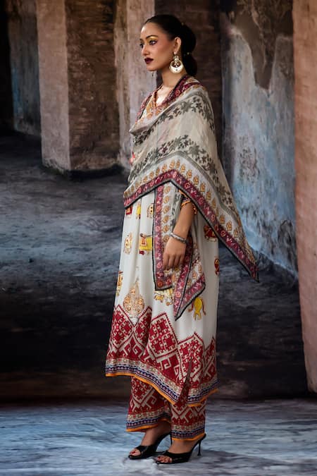 Shop_Rajdeep Ranawat_Off White Bethari Irem Dupatta _Online_at_Aza_Fashions