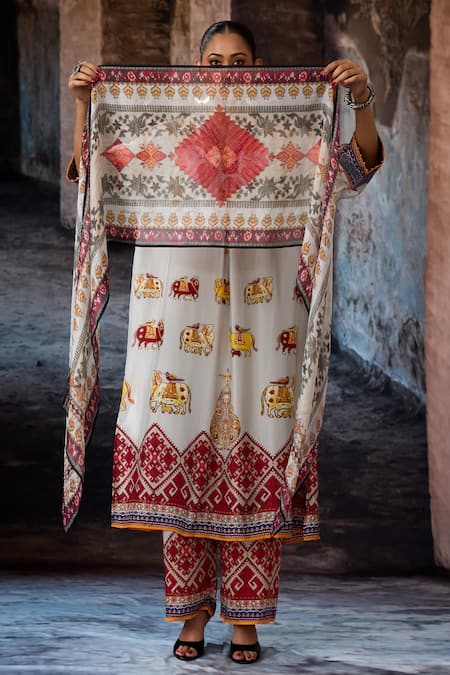 Rajdeep Ranawat_Off White Bethari Irem Dupatta _at_Aza_Fashions
