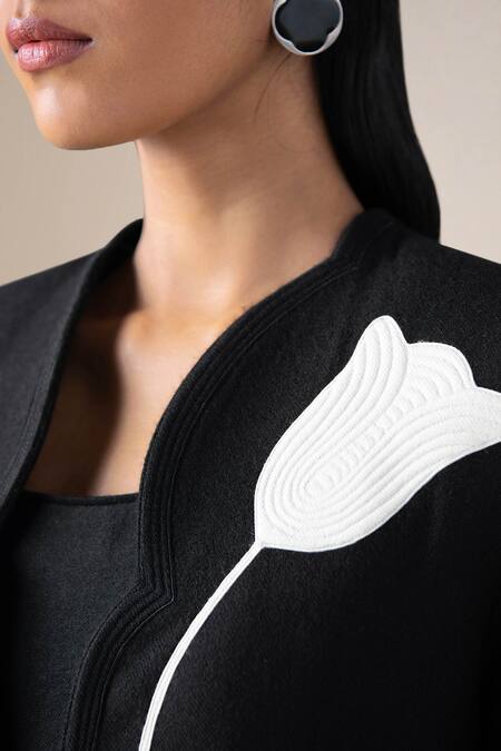 Buy_Ampm_Black Wool Embroidery Round Neck Beira Blooming Flower Abaya Jacket And Dress Set 