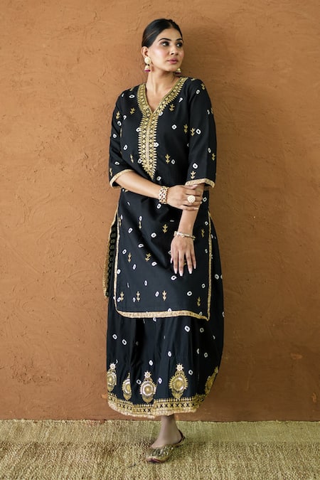 Gulabo Jaipur Black Cambric Embroidery, Zari V-neck Yusra Kurta With Pant at Aza Fashions Gulabo Jaipur_Black Cambric Embroidery, Zari V-neck Yusra Kurta With Pant _at_Aza_Fashions