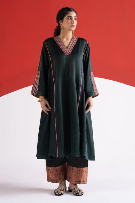 TA’Assur_Green Sequins, Embroidery V-neck Gul Neckline Phiran Kurta _Online_at_Aza_Fashions
