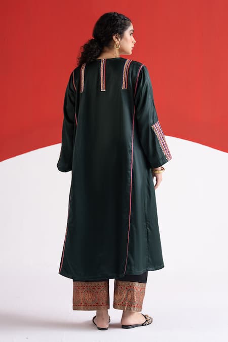 TA’Assur Gul Neckline Embroidered Phiran Kurta 