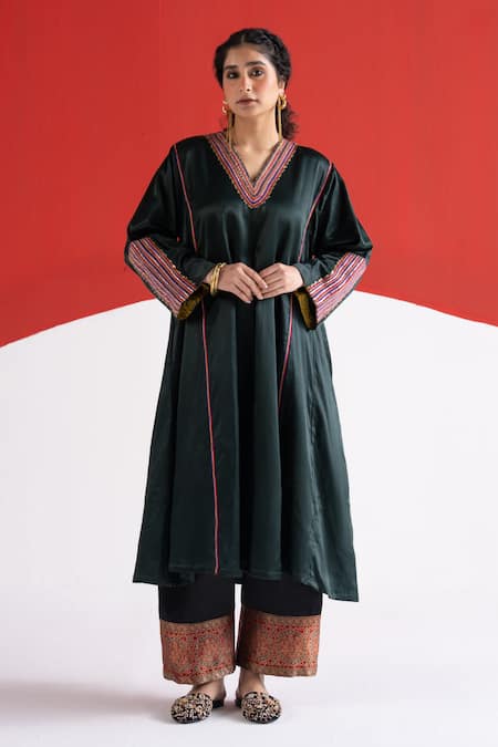 TA’Assur Gul Neckline Embroidered Phiran Kurta 