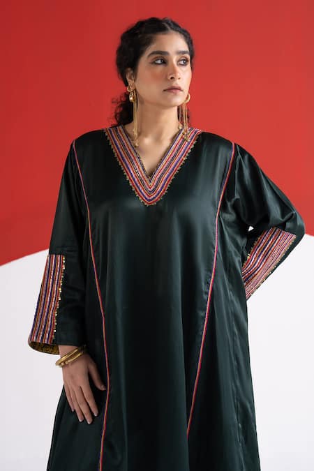 Buy_TA’Assur_Green Sequins, Embroidery V-neck Gul Neckline Phiran Kurta _Online_at_Aza_Fashions