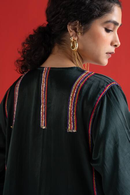 Shop_TA’Assur_Green Sequins, Embroidery V-neck Gul Neckline Phiran Kurta _Online_at_Aza_Fashions