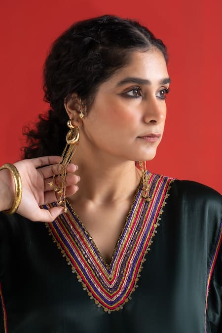 TA’Assur_Green Sequins, Embroidery V-neck Gul Neckline Phiran Kurta _at_Aza_Fashions