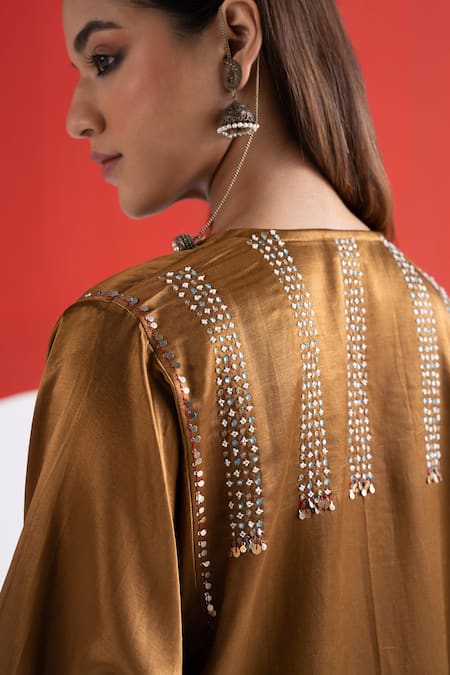 TA’Assur Brown Sequins, Beads V-neck Gulnaaz Embroidered Phiran Kurta at Aza Fashions TA’Assur_Brown Sequins, Beads V-neck Gulnaaz Embroidered Phiran Kurta _at_Aza_Fashions