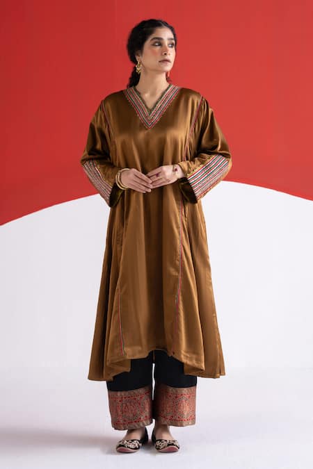 TA’Assur Gul Stripe Embroidered Phiran Kurta 