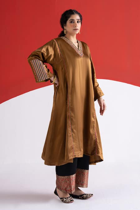 TA’Assur Gul Stripe Embroidered Phiran Kurta 
