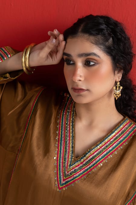 Buy TA’Assur Brown Embroidery, Sequins V-neck Gul Stripe Phiran Kurta Buy_TA’Assur_Brown Embroidery, Sequins V-neck Gul Stripe Phiran Kurta