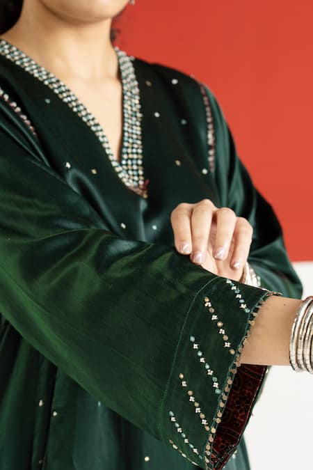 Buy_TA’Assur_Green Sequins, Embroidery V-neck Gulnaaz Mirror Phiran Kurta 