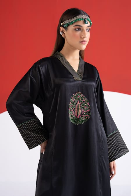 Shop TA’Assur Black Embroidery, Zari V-neck Nikhar Phiran Kurta Online at Aza Fashions Shop_TA’Assur_Black Embroidery, Zari V-neck Nikhar Phiran Kurta _Online_at_Aza_Fashions