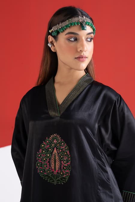 TA’Assur Black Embroidery, Zari V-neck Nikhar Phiran Kurta at Aza Fashions TA’Assur_Black Embroidery, Zari V-neck Nikhar Phiran Kurta _at_Aza_Fashions