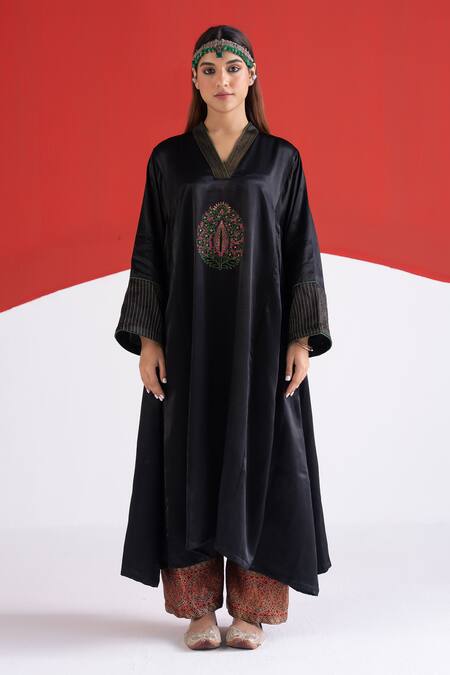 Buy TA’Assur Black Embroidery, Zari V-neck Nikhar Phiran Kurta Buy_TA’Assur_Black Embroidery, Zari V-neck Nikhar Phiran Kurta