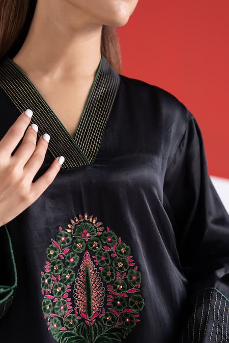 Shop TA’Assur Black Embroidery, Zari V-neck Nikhar Phiran Kurta Shop_TA’Assur_Black Embroidery, Zari V-neck Nikhar Phiran Kurta