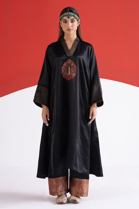 TA’Assur Black Embroidery, Sequins Split V-neck Nikhar Phiran Kurta Online at Aza Fashions TA’Assur_Black Embroidery, Sequins Split V-neck Nikhar Phiran Kurta _Online_at_Aza_Fashions