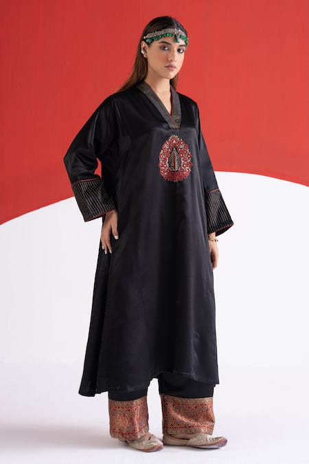 TA’Assur Nikhar Embroidered Phiran Kurta 