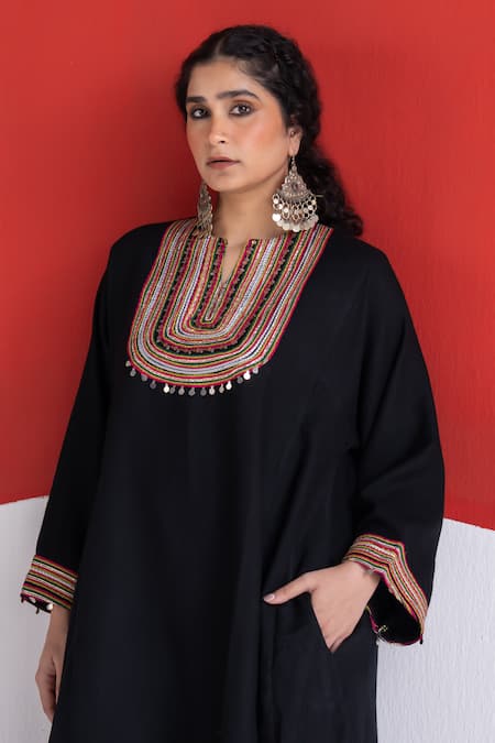 Buy_TA’Assur_Black Wool Embroidery, Sequins, Mirrors Split V-neck Zubaida Phiran Kurta 