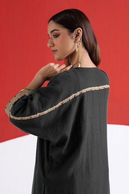 TA’Assur Roha Neckline Embroidered Phiran Kurta 