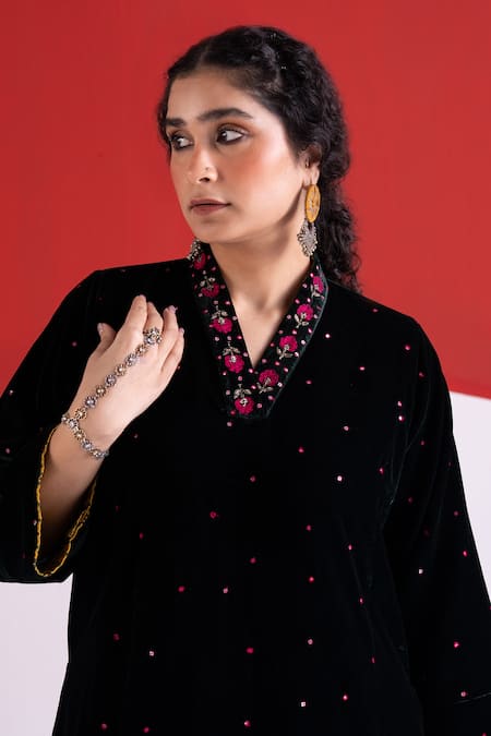 TA’Assur Green Velvet, Silk Embroidery, Sequins V-neck Rosy Phiran Kurta Online at Aza Fashions TA’Assur_Green Velvet, Silk Embroidery, Sequins V-neck Rosy Phiran Kurta _Online_at_Aza_Fashions