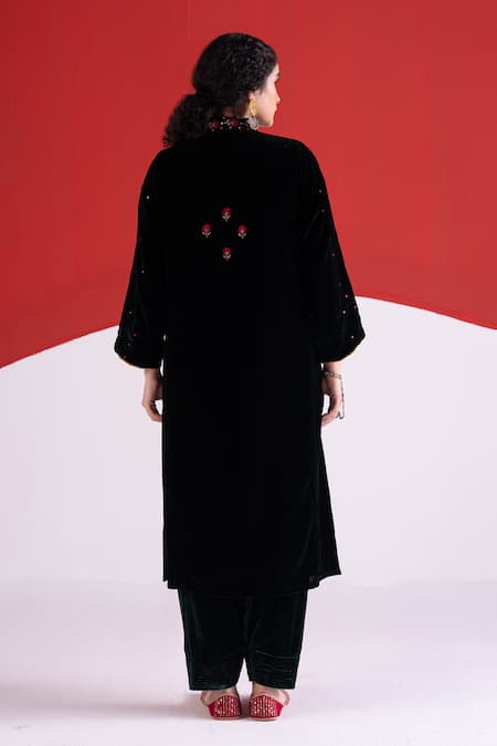 TA’Assur Rosy Velvet Embroidered Phiran Kurta 