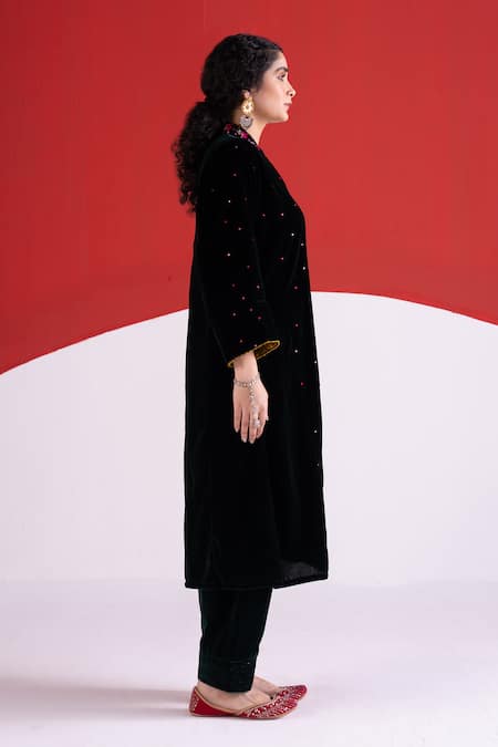 TA’Assur Green Velvet, Silk Embroidery, Sequins V-neck Rosy Phiran Kurta at Aza Fashions TA’Assur_Green Velvet, Silk Embroidery, Sequins V-neck Rosy Phiran Kurta _at_Aza_Fashions