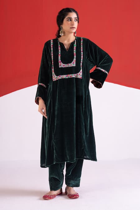 TA’Assur Eza Velvet Embroidered Phiran Kurta